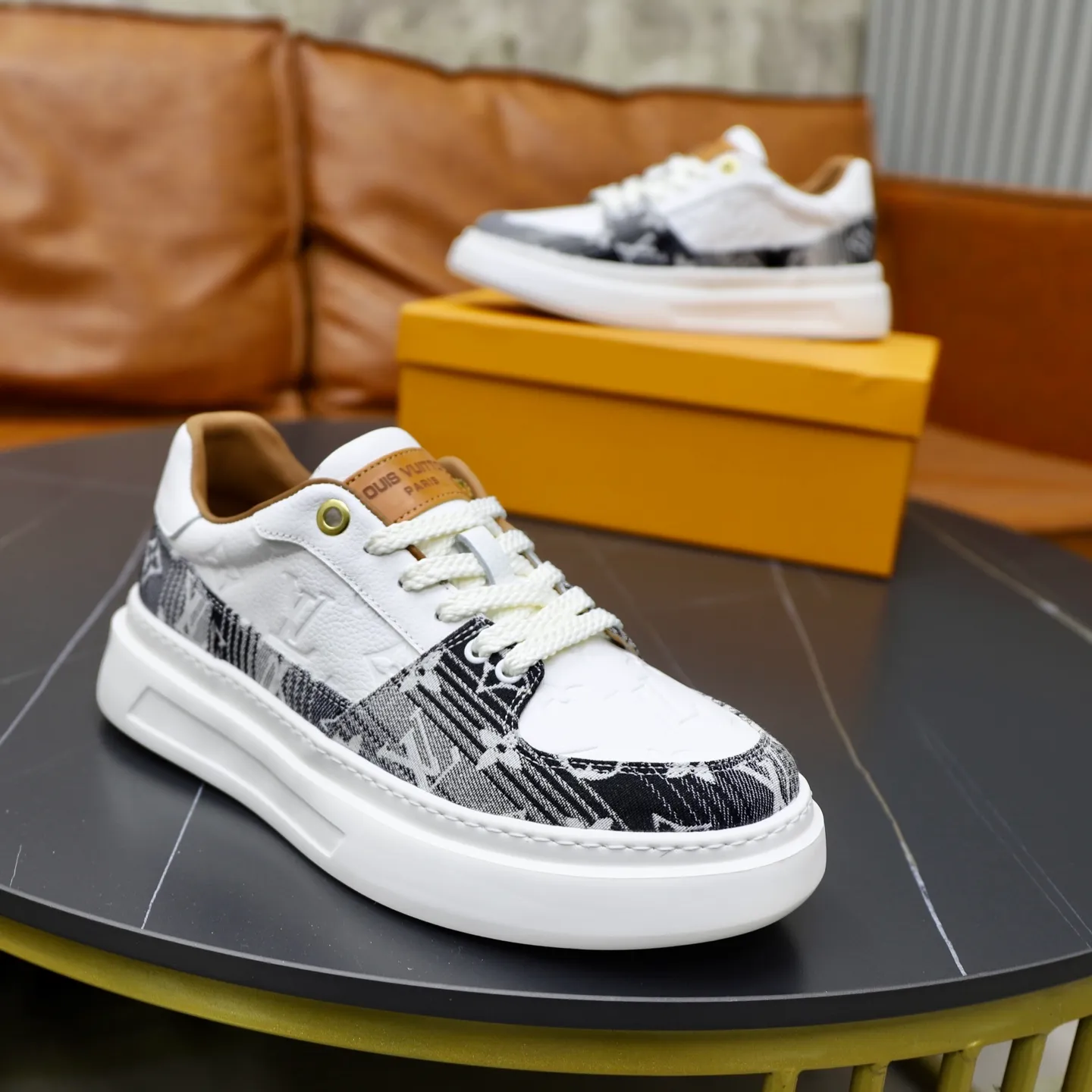 Ex-factory price: 480💰🙅‍♂️🙅‍♂️🙅‍♂️ Brand: LV Louis Vuitton Standard code: 38-44 (45 customized) Grade: Same as the official website Material: Original fabric Comfortable cowhide lining Increased lightness, wear-resistant and soft outsole Style category: Men's fashionable casual shoes Running sneakers Distinguished luxury brand elements Top luxury Color: actual picture color